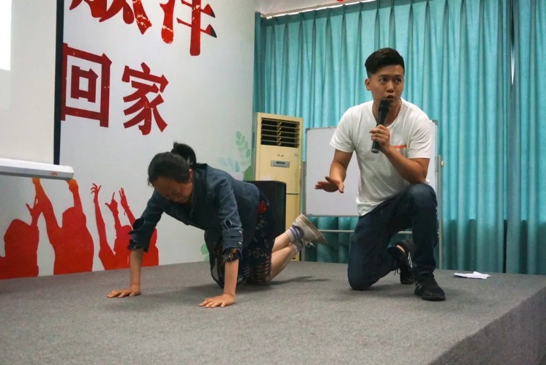 图为销售总经理乔梁指导嘉宾做健身运动 图为销售总经理乔梁指导嘉宾做健身运动